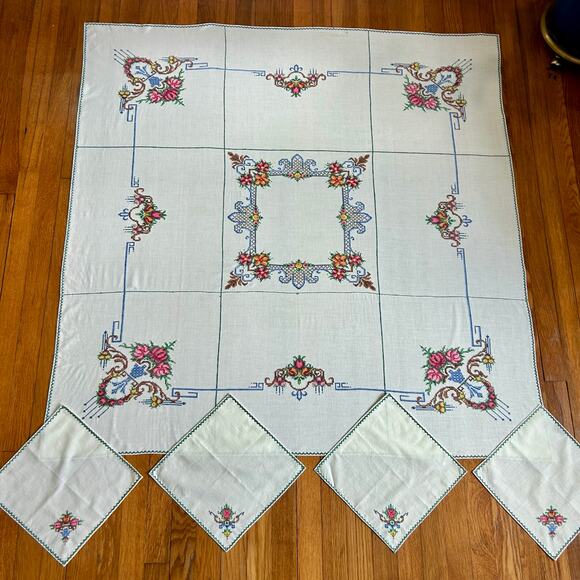 Vintage White Cotton Blend Embroidered Tablecloth with 4 Matching Napkins Floral - Picture 8 of 16